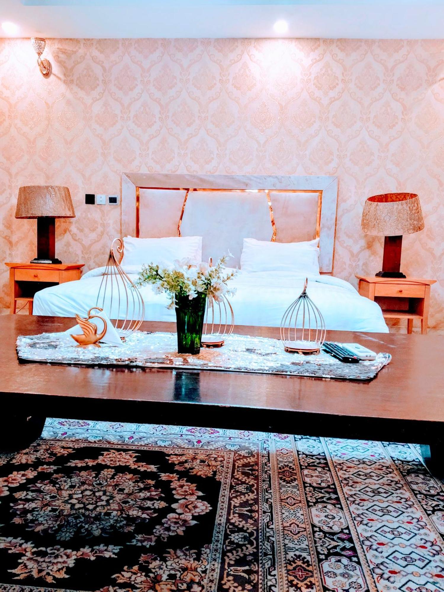Nuit De Paris Hotel Абуджа Екстериор снимка
