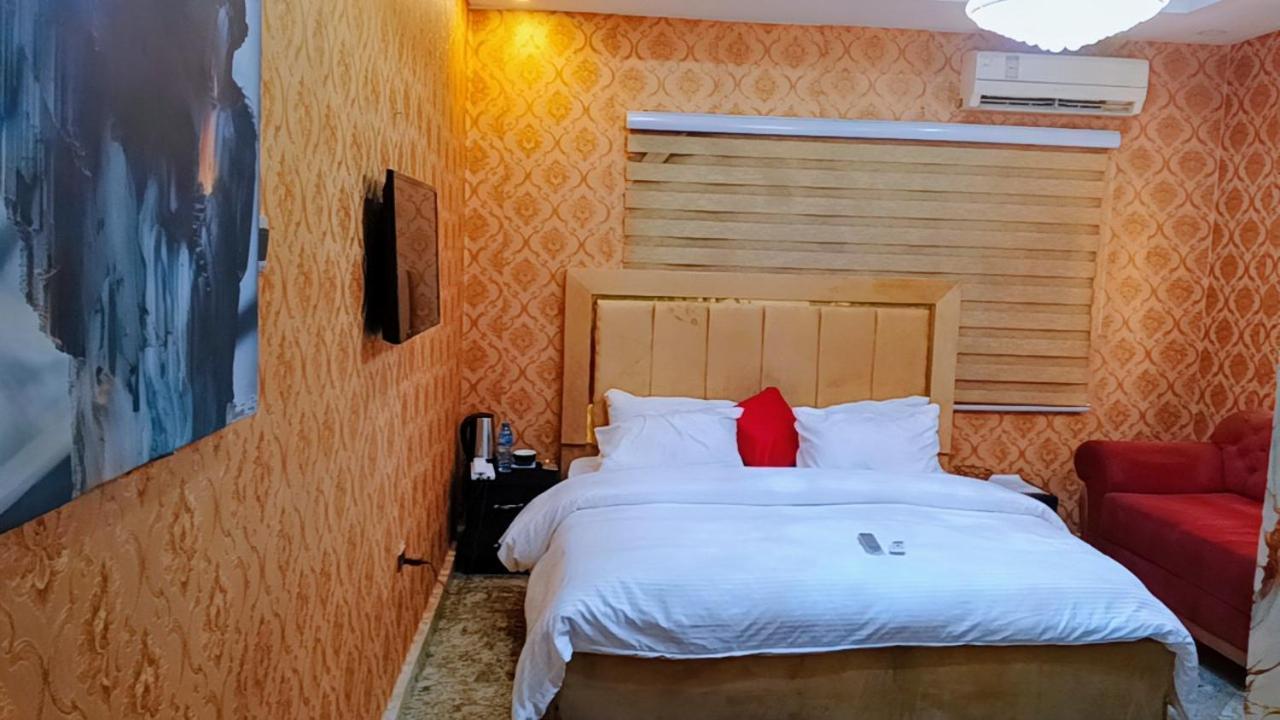 Nuit De Paris Hotel Абуджа Екстериор снимка
